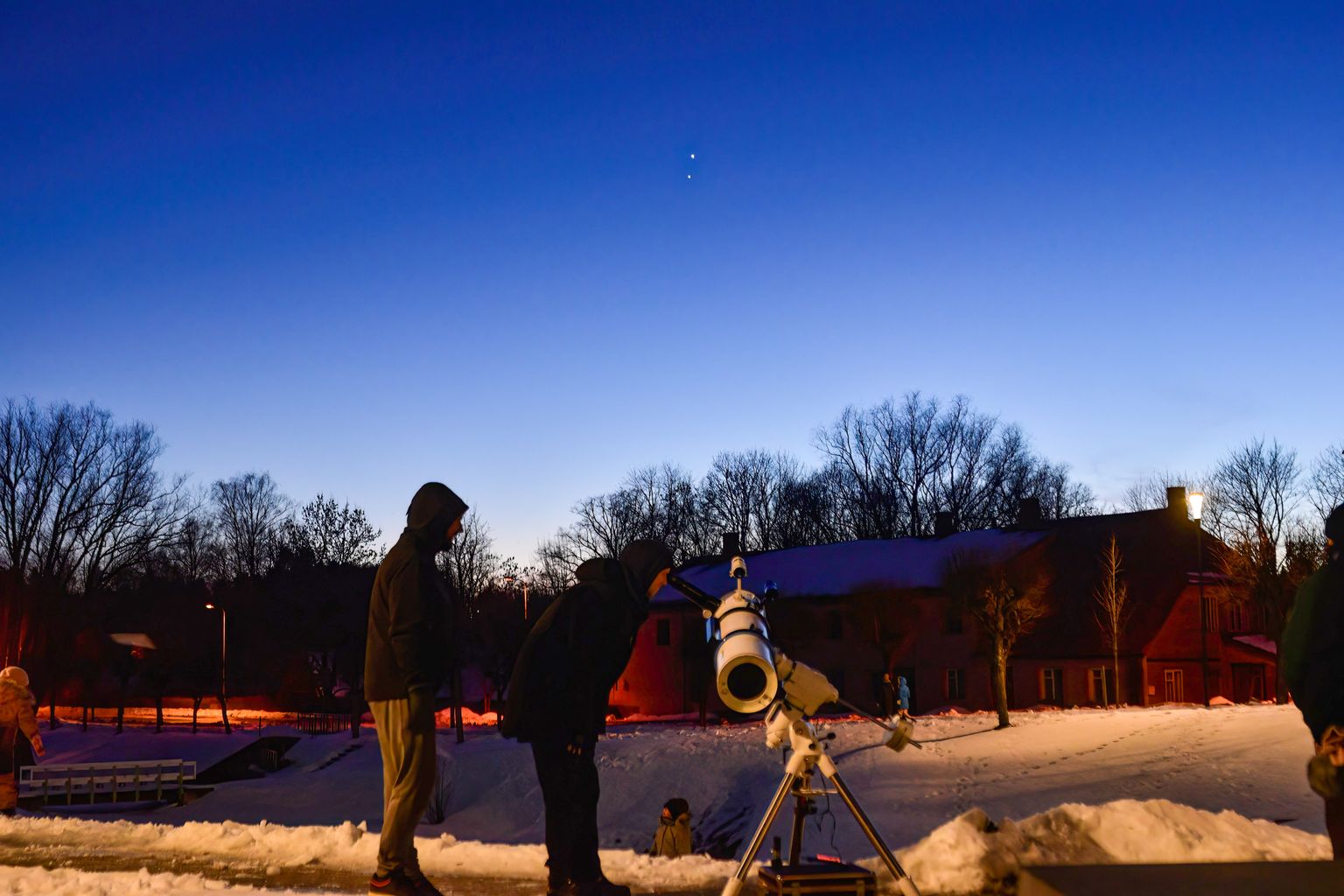 Teleskoobi abil uudistab taevast Tõrva astronoomiaklubi liige Elton Pullerits, temast vasakul huviline Andy Pokk. Taevas Jupiter ja Veenus (kõrgemal).