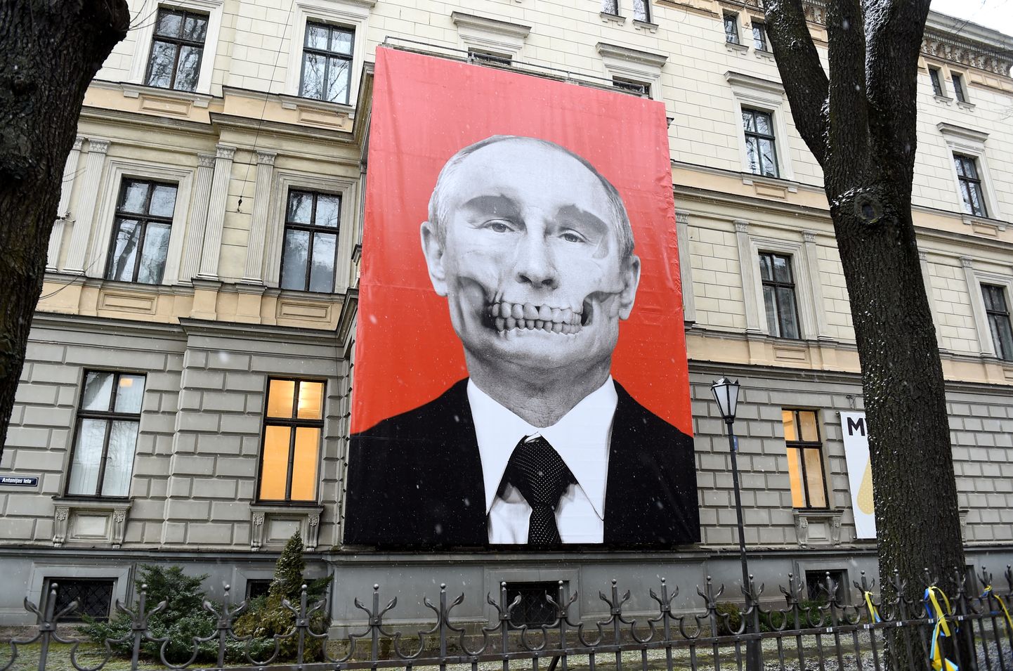 Плакат с черепом Путина в Риге.