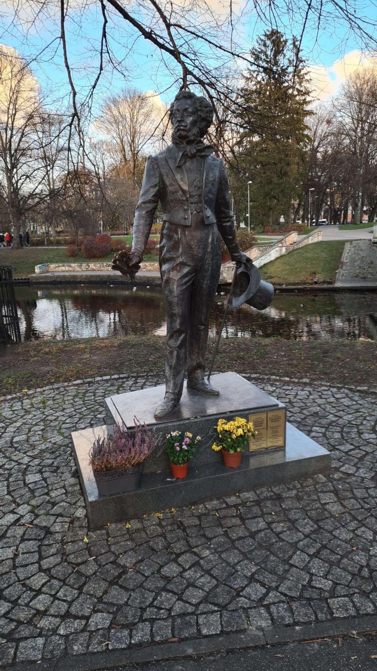 Notīrītais Puškina piemineklis Rīgā.