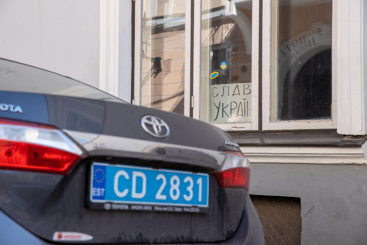 Enamikul Laial tänaval parkivaist autodest on diplomaatilise korpuse numbrid, ent leidub neidki, kus armatuurlaual vigases eesti keeles silt, et auto kuulub Vene saatkonnale