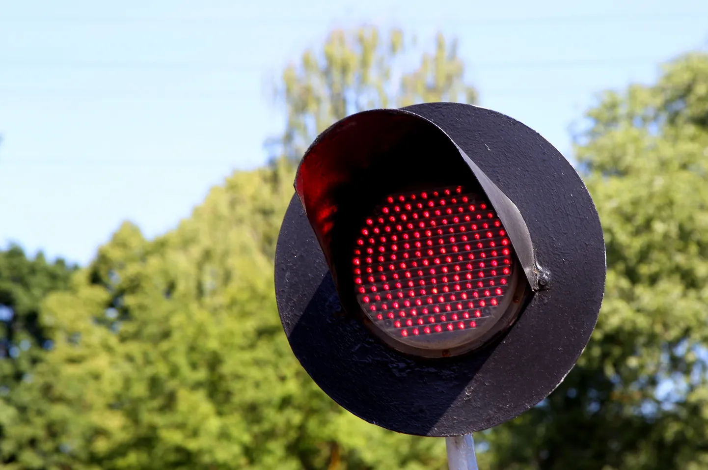 Luksofors pie dzelzceļa pārbrauktuves.