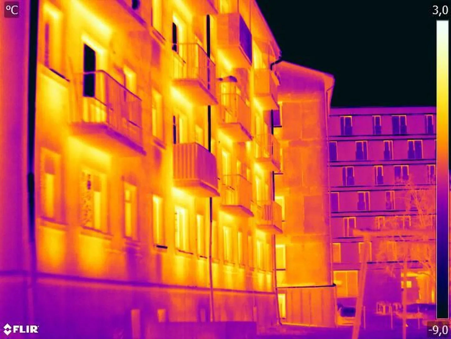 Termokaamera jäädvustus näitab kohad, kust kaudu toasoojus hruštšovkadest kõige enam kaob.