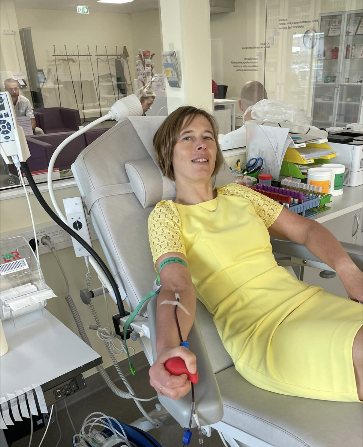 Экс-президент Эстонии Керсти Кальюлайд сдает кровь в Всемирный день донора.