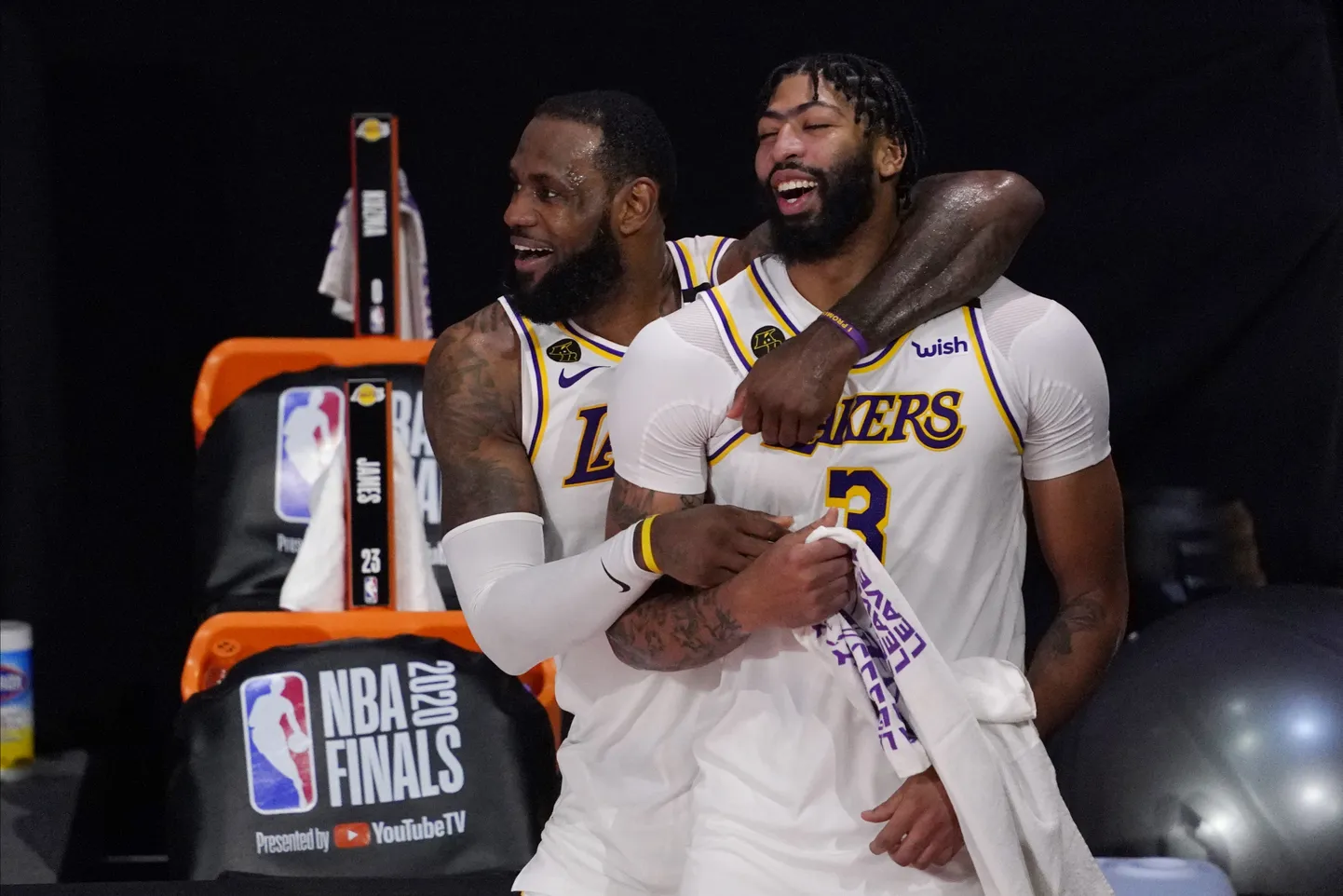 LeBron James ja Anthony Davis.