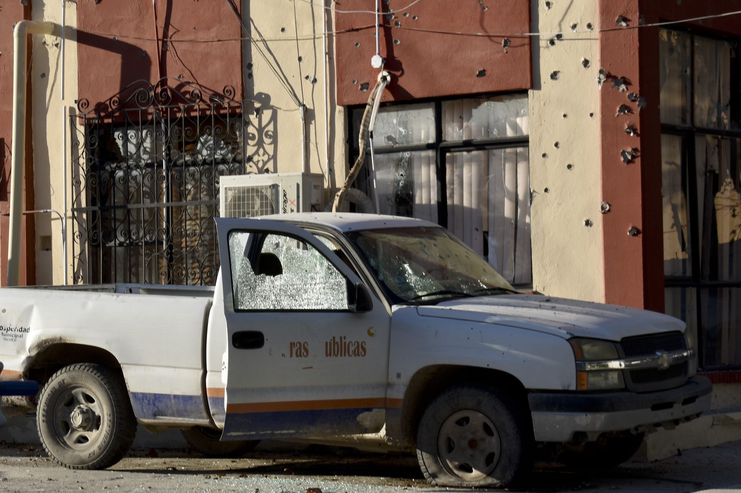 Mehhiko julgeolekujõudude ja relvarühmituse tulevahetuses Villa Unionis kannatada saanud auto.