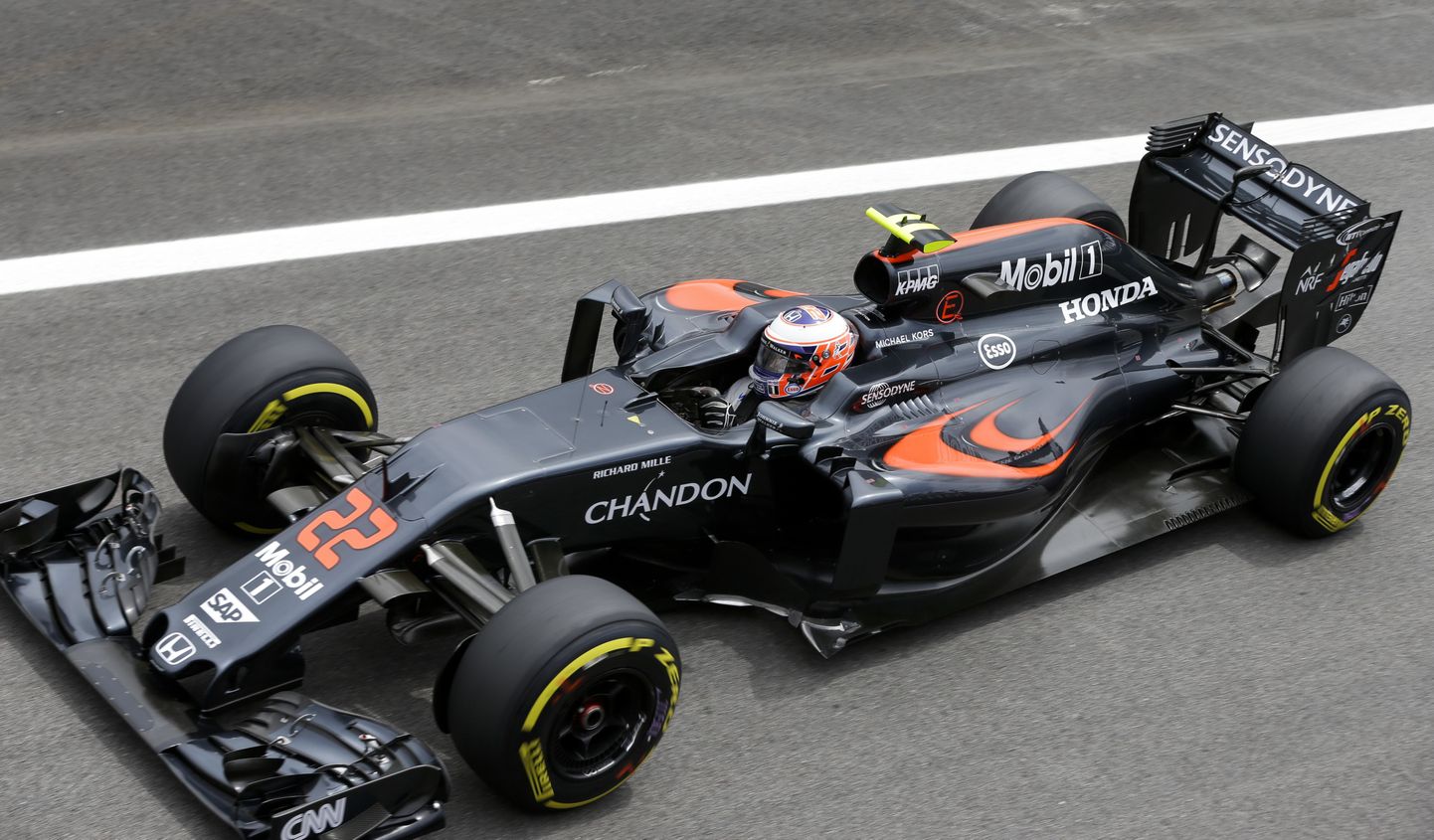 McLaren on viimastel aastatel kasutanud oma autodel musta, hõbedast ja punast värvi.