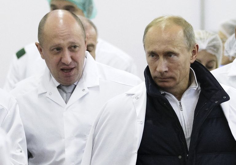 Владимир Путин и Евгений Пригожин на фабрике под Санкт-Петербургом, 2010 г. (Sputnik, Kremlin Pool Photo via AP, File) 