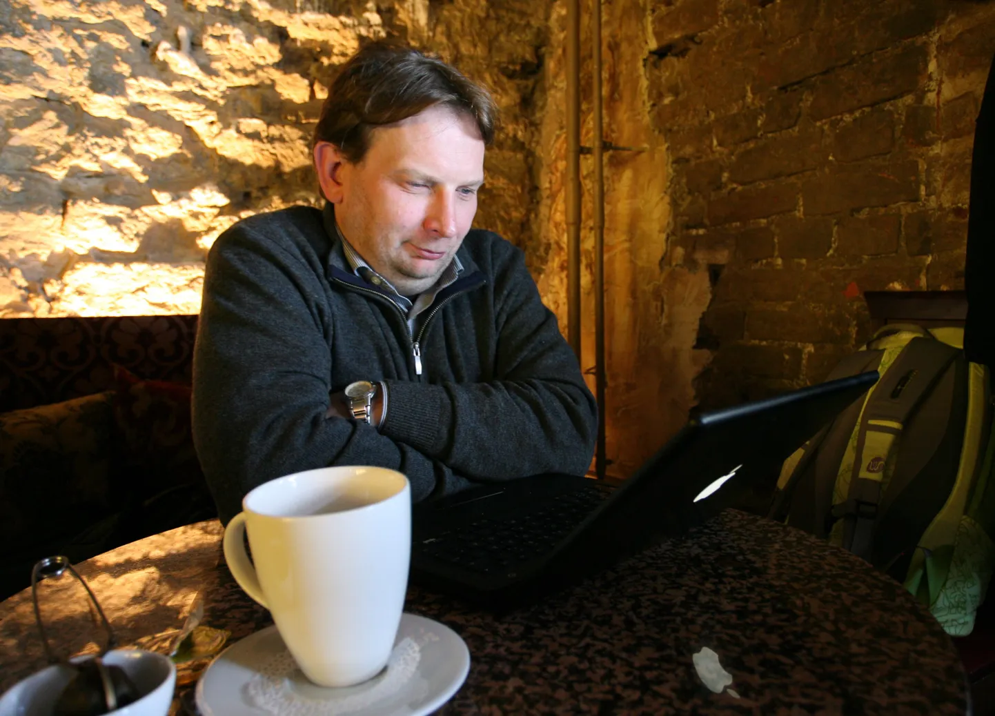 Marek Strandberg online-väitlemas.