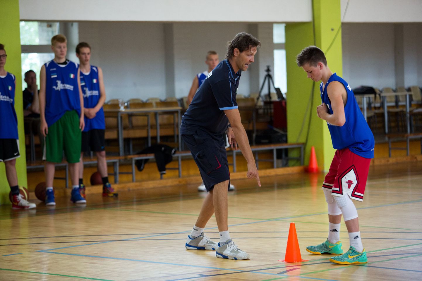 Itaalia treener Roberto Casoli mullu suvel Erkmaa suvekursusel Eesti noori korvpallureid juhendamas.