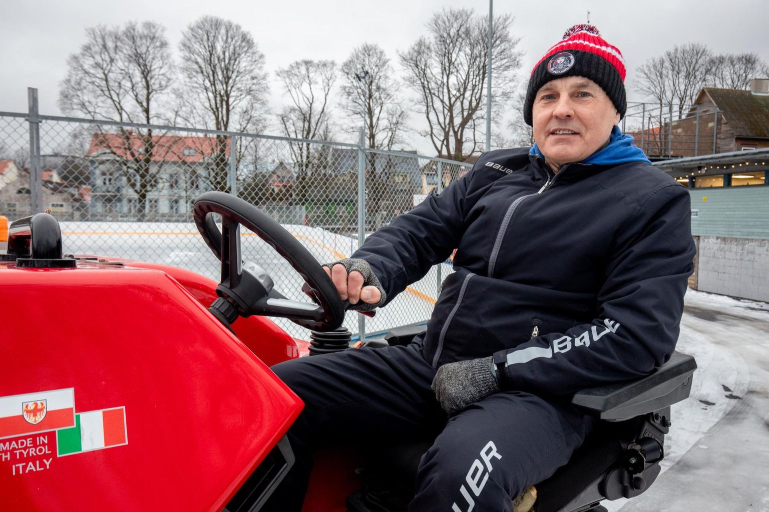 Pärnu spordikeskuse jäämeister Arvi Uba ütles, et uisuväljaku hooldamisel on suureks abiks umbes 30 aku jõul liikuv elektriline jäämasin.