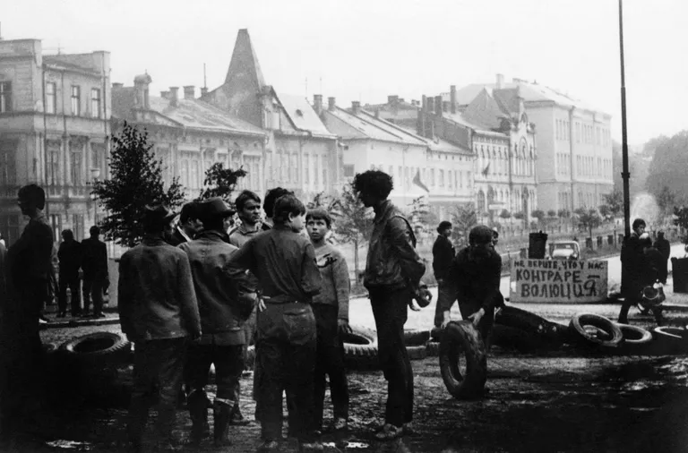 Lapseohtu noored Praha tänaval kokkupõrgete ajal.