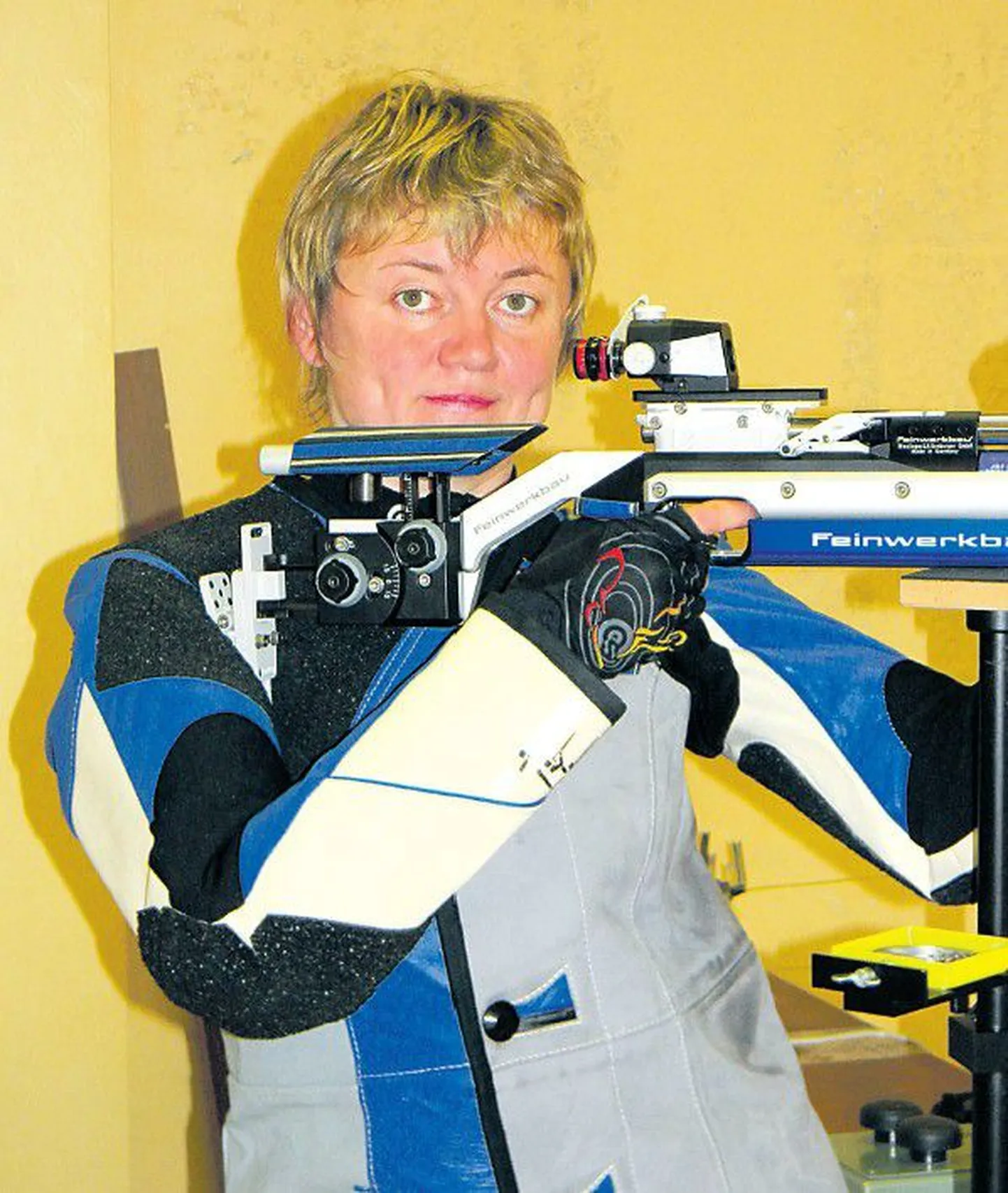 Нарвитянка Анжела Воронова, представляющая Эстонию на олимпийских соревнованиях по стрельбе, на тренировке в нарвском стрелковом клубе. Впереди — Олимпиада в Лондоне.