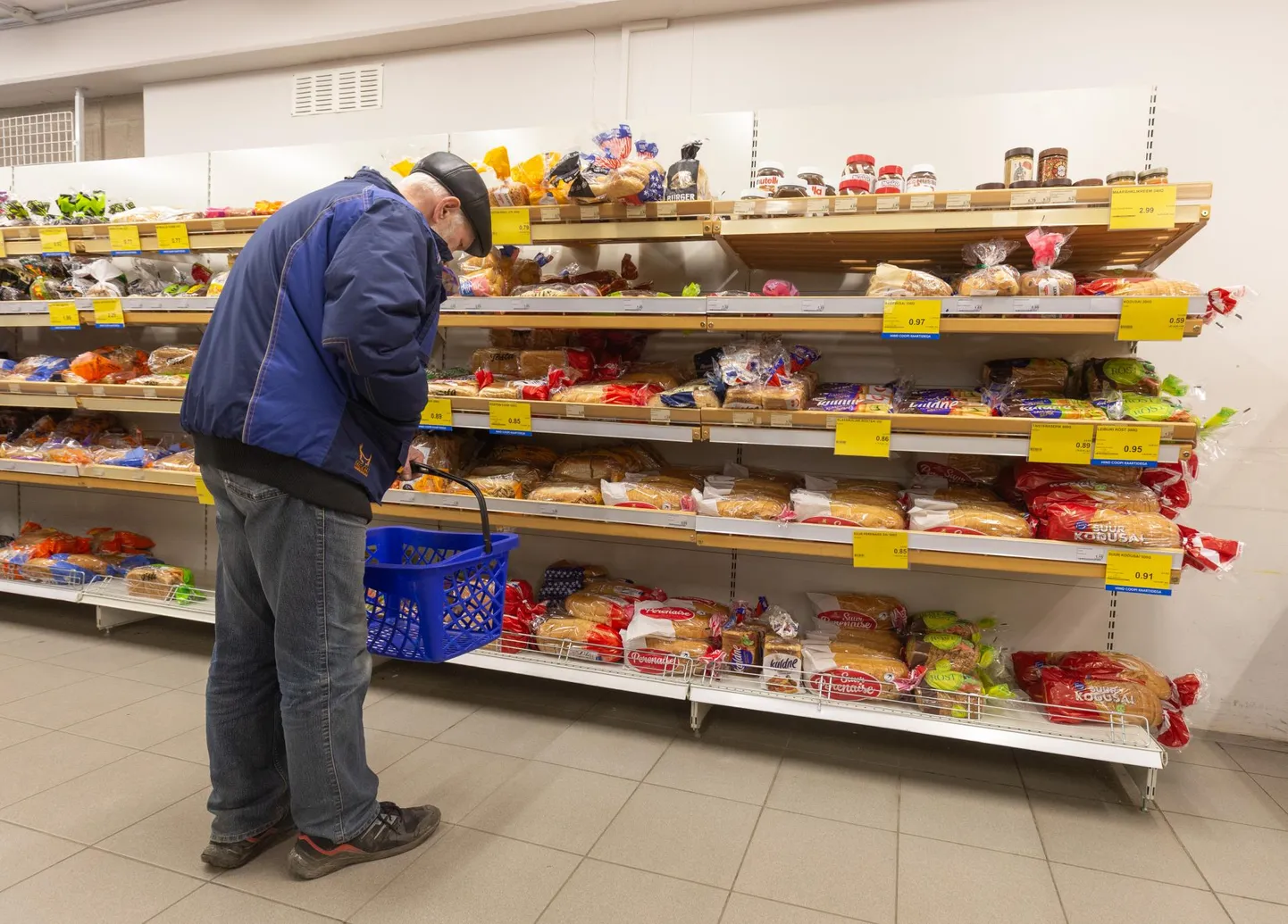 Заметного снижения цен в магазинах не наблюдается: и хлеб, и макаронные изделия стоят дороже, чем год назад.