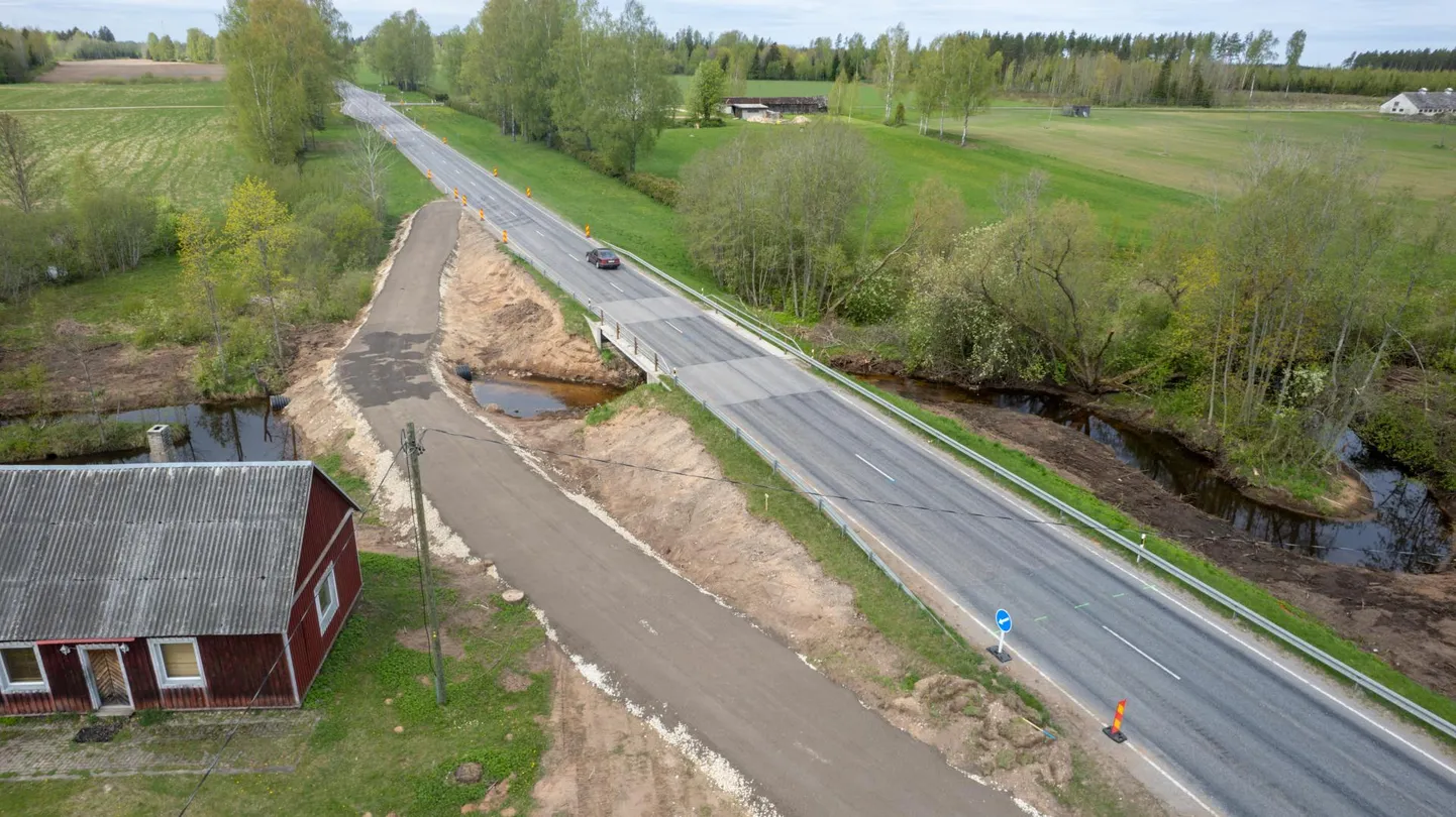 Õnnetus juhtus Valga–Uulu maanteel remondis olevast Jussi sillast paar kilomeetrit Mõisaküla poole.
