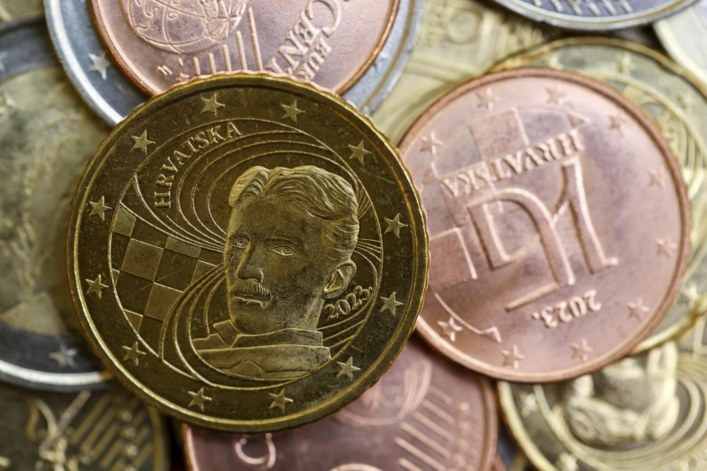 Horvaatia euromünt kuulsa teadlase Nikola Tesla kujutisega.