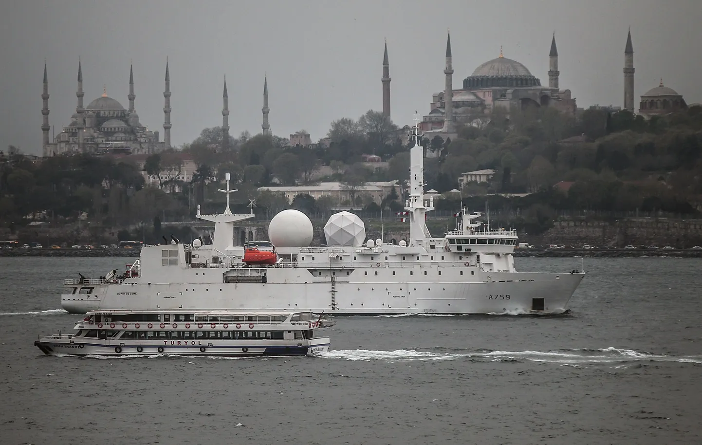 Prantsuse sõjalaev Dupuy de Lome läbis Bosporuse väina eile.