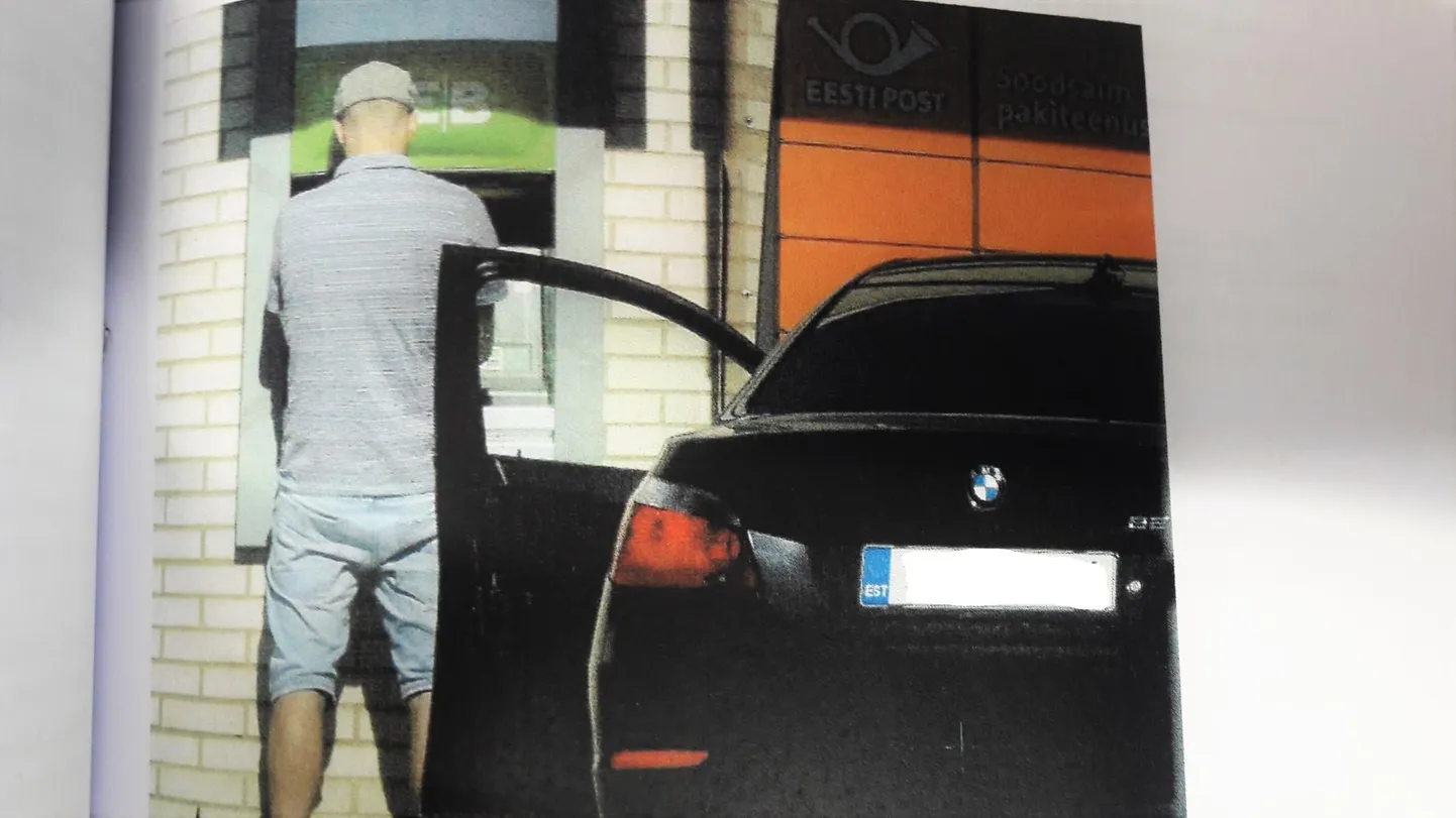 Erko Viires võtab automaadist välja järjekordse sularahakoguse.
