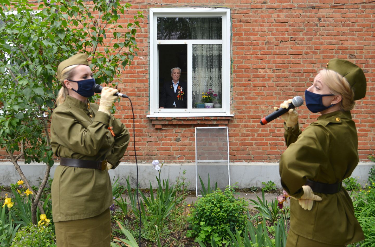 Kaitsemaskides neiud korraldamas Krasnodaris võidupüha kontserti ühele sõjaveteranile.