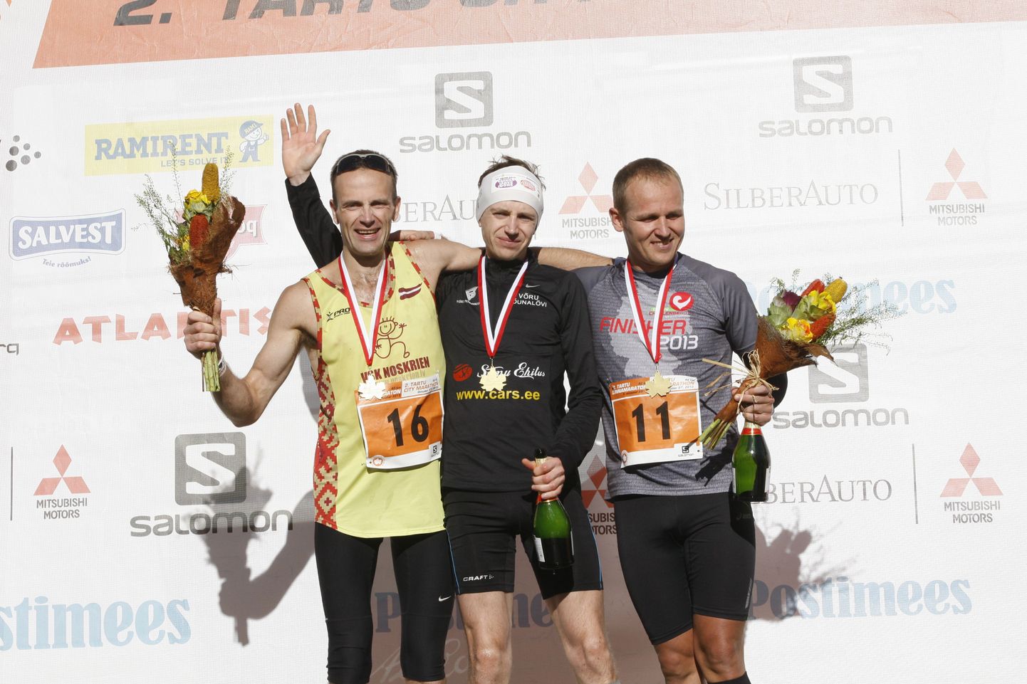 Pildil vasakult: 2. koha saavutanud Valdis Nilovs, maratoni võitja Ivar Ivanov ja 3. koha saavutanud Rait Ratasepp.
