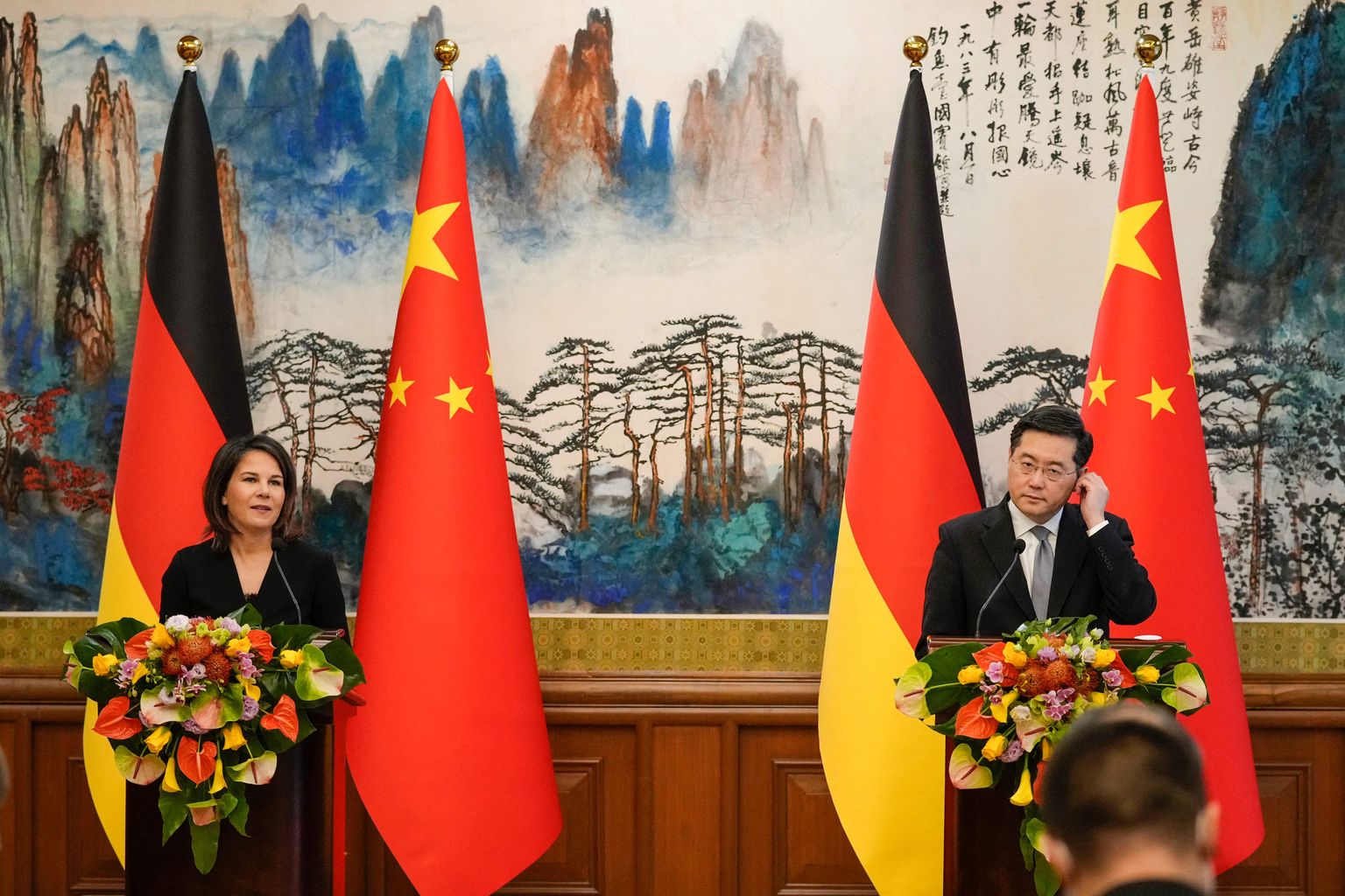 Saksamaa välisminister Annalena Baerbock ja Hiina välisminister Qin Gang pressikonverentsil Pekingis 14. aprillil 2023. aastal.