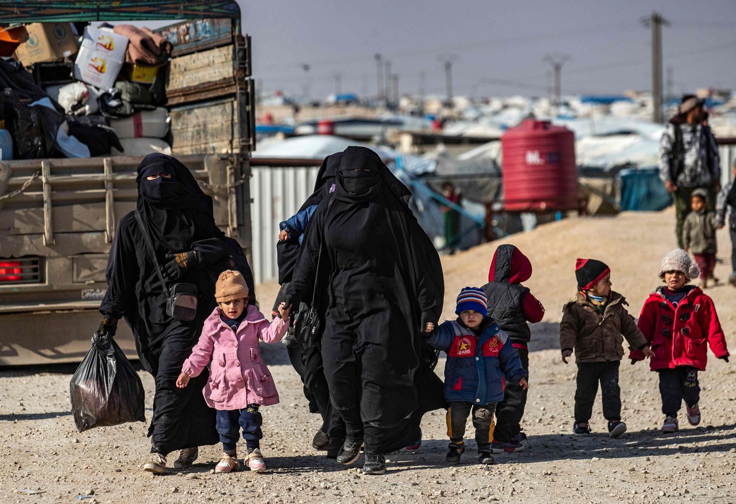 Naised ja lapsed Süürias Al Holi põgenikelaagris. Foto on illustratiivne.