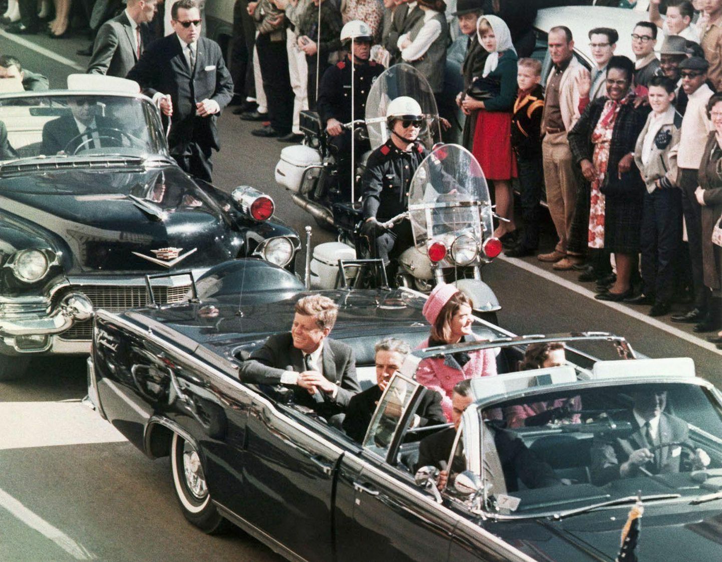 John F. Kennedy mõni hetk enne tulistamist. Tema ees istunud  Texase kuberner John Connally sai küll haavata, aga jäi ellu.