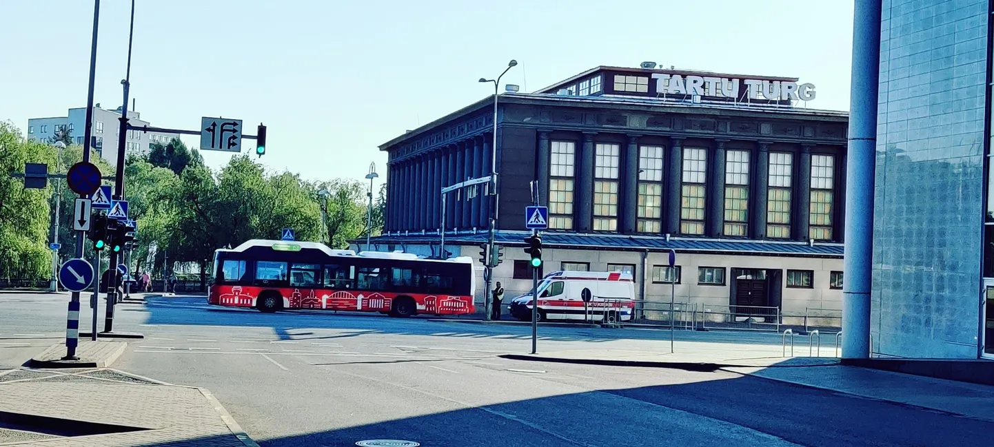 Bussijuht pidurdas järsult, mistap kukkus ja sai viga bussis viibinud 59-aastane naine.