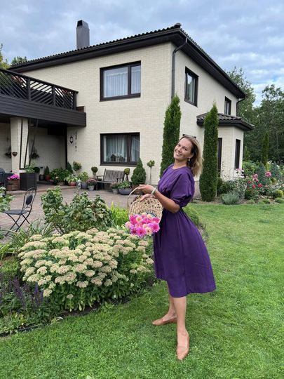 Эвелина Ведом в своем саду. Фото 2022 года.