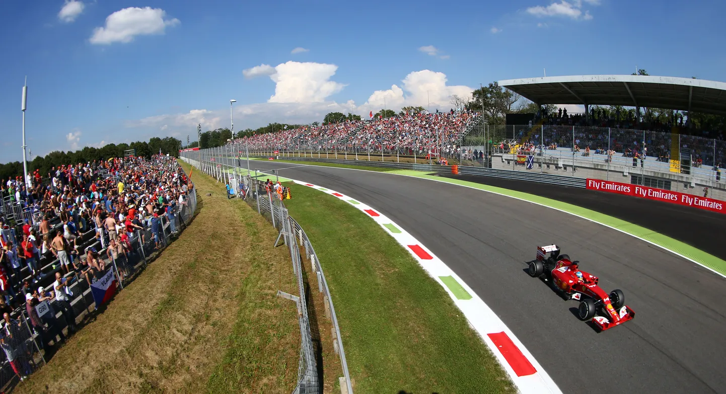 2014. aasta Itaalia GP Monza ringrajal. Fernando Alonso (paremal) läbib Ferraril Parabolica kurvi.