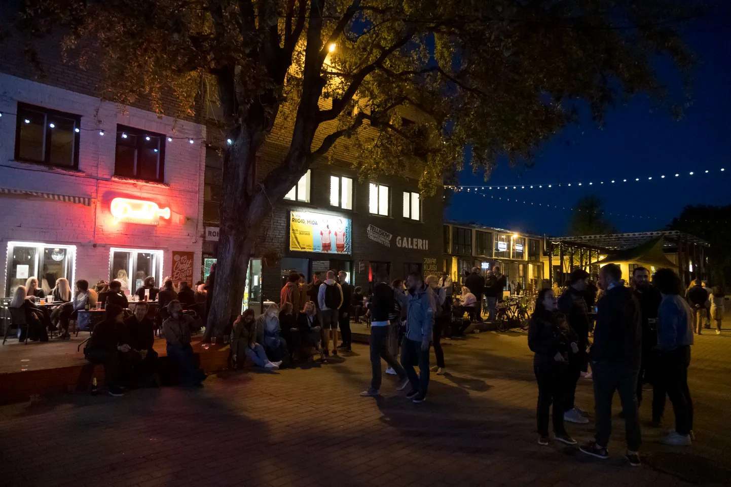 Tallinn, 05.06.2020
Esimene reede õhtu pealinnas, mil baarid võisid olla lahti kauem kui 22.00.
