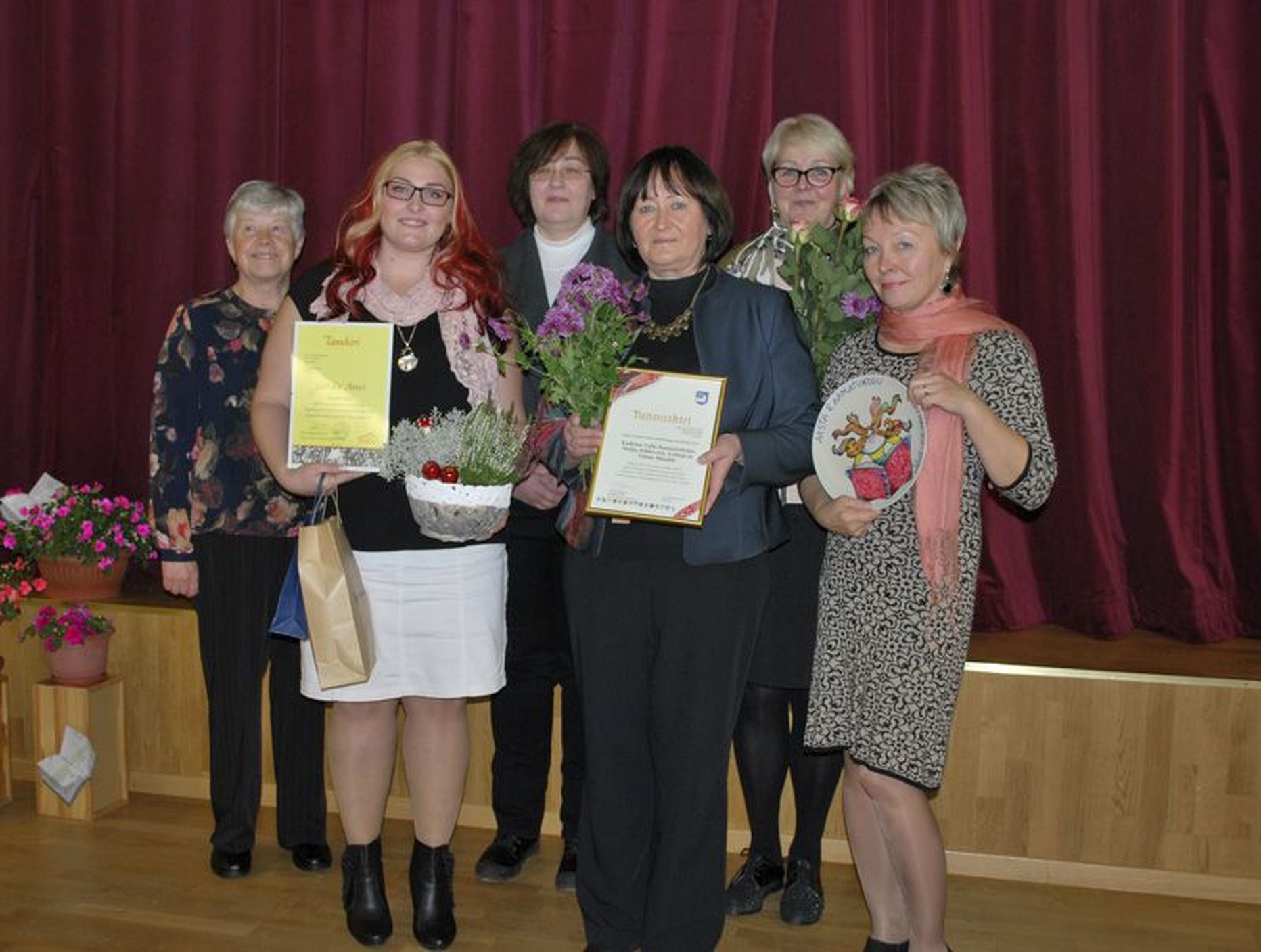 Kadrina valla raamatukogu tegus naiskond: Aino Kaljo (vasakult), Gerda Ansi, Ly Pajussaar, Ene Heide, Eha Tingas ja Tiiu Kaare.