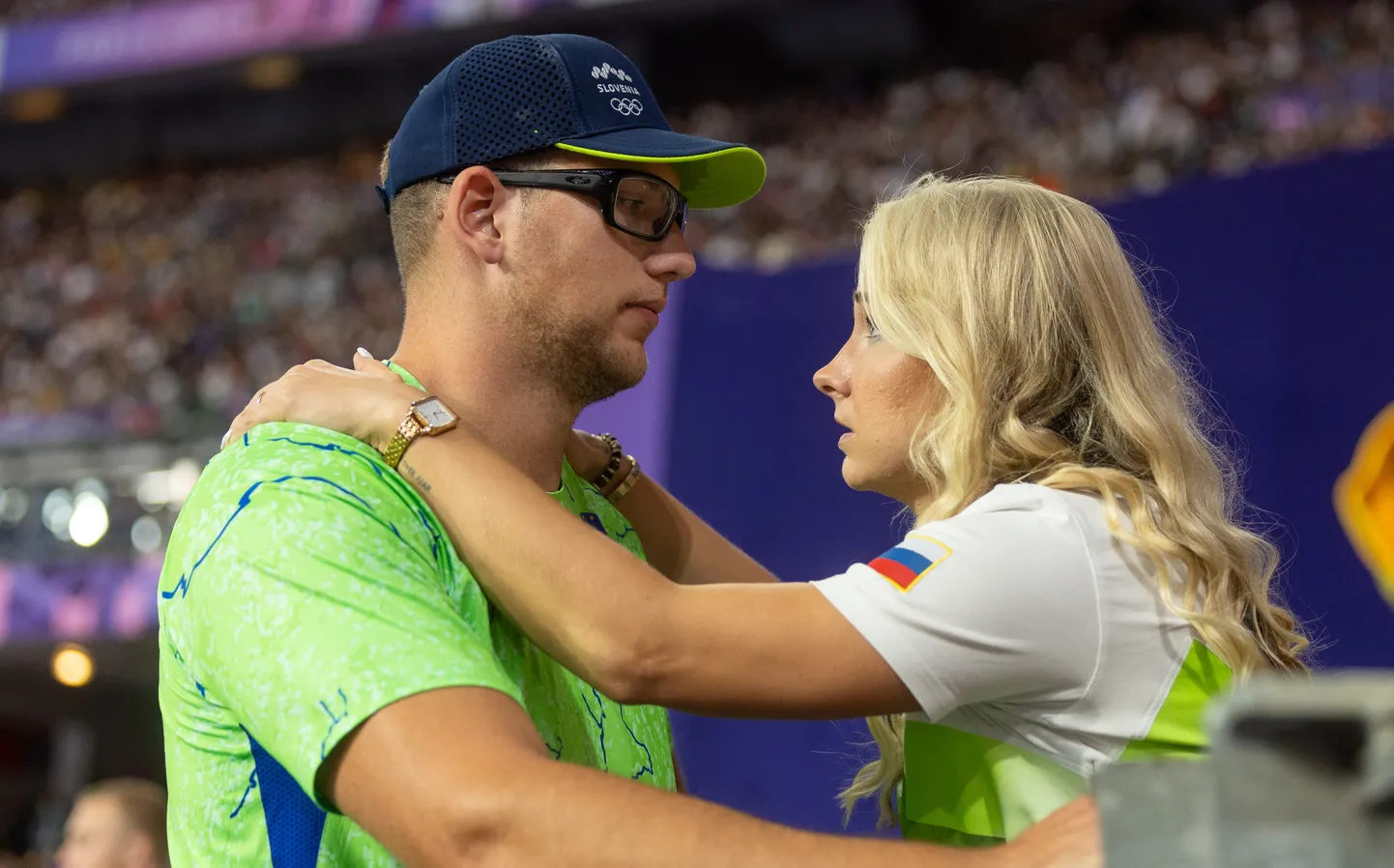 Kihlatu Anna Maria Orel lohutamas esimesena medalita jäänud Kristjan Cehi.