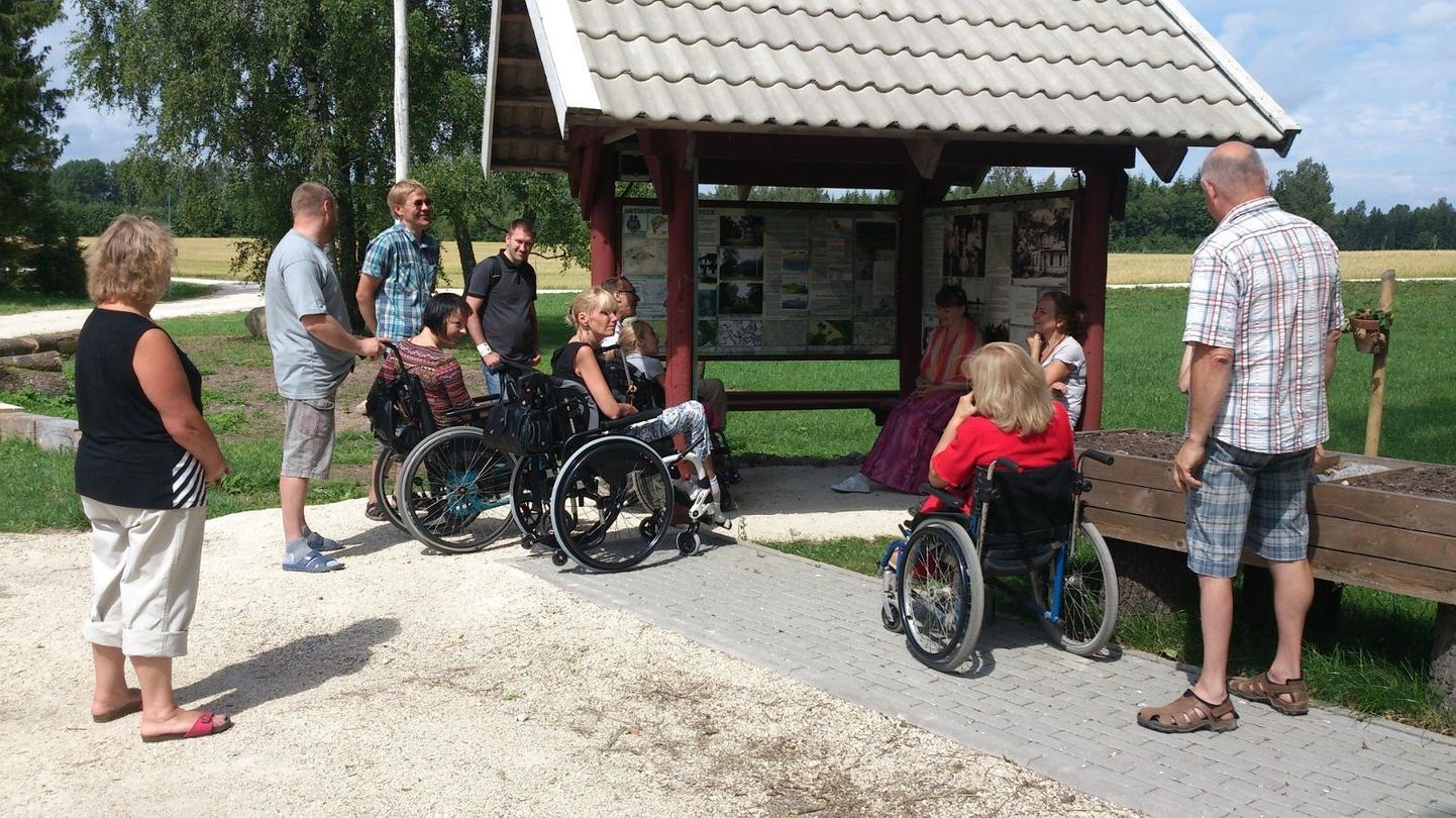 Puhta vee teemapargis saab ratastooliga liikuda, kuid vaja oleks ka invatualetti.