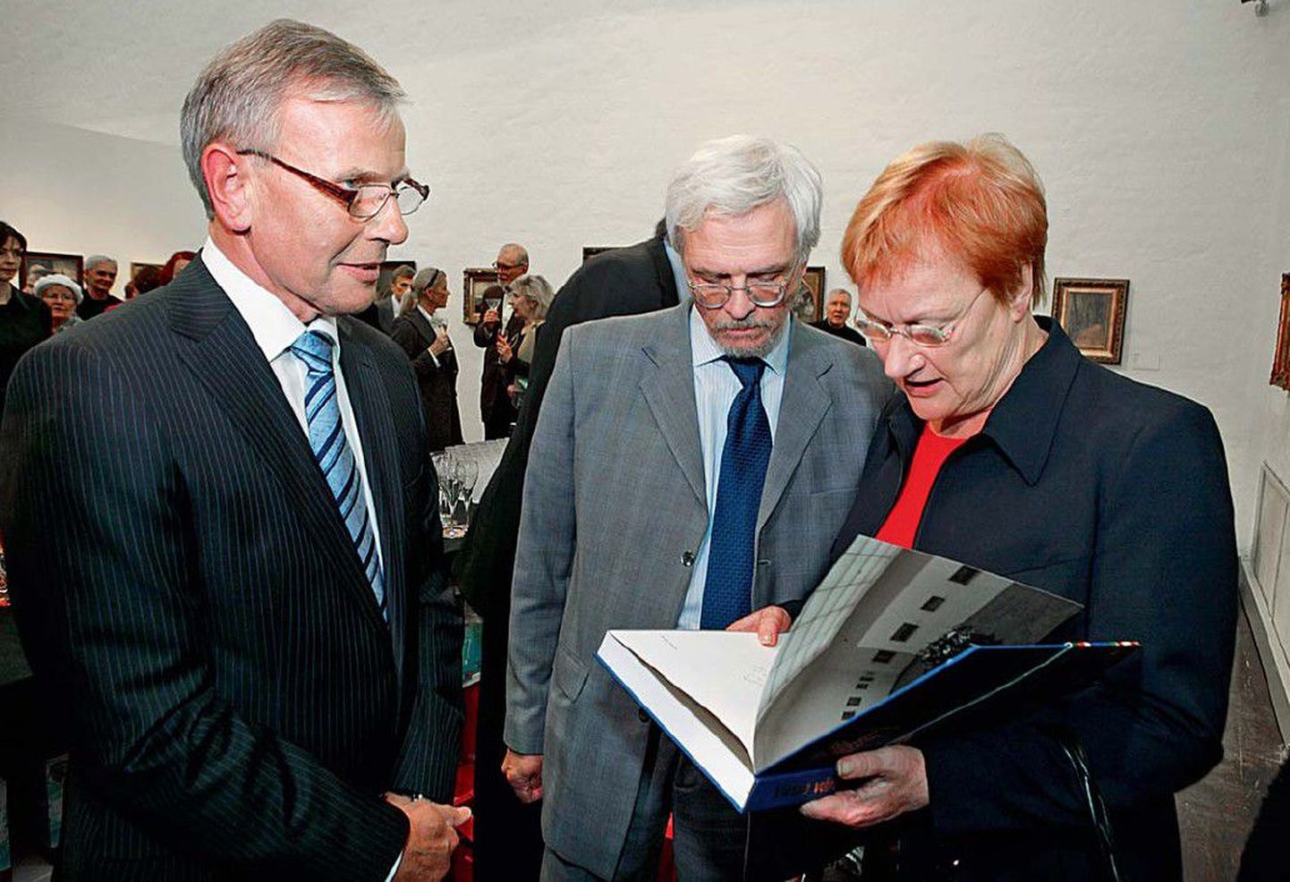 Ettevõtja Enn Kunila (vasakul) maalikogu väljapanek Helsingis oli üle 70 aasta esimene Eesti kunsti ülevaatenäitus Soomes, näituse avamist austas ka põhjanaabrite president Tarja Halonen koos abikaasa Pentti Arajärviga.