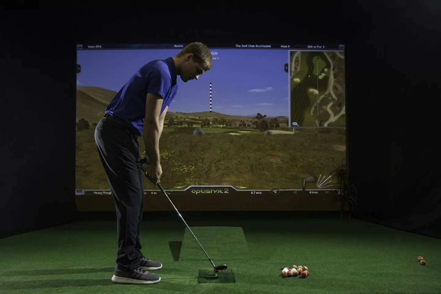 Golfisimulaatori andurid mõõdavad golfikepi liikumist ja kiirust ning ekraanil on näha, kuhu ja kuidas pall lendab. Nagu päris.
