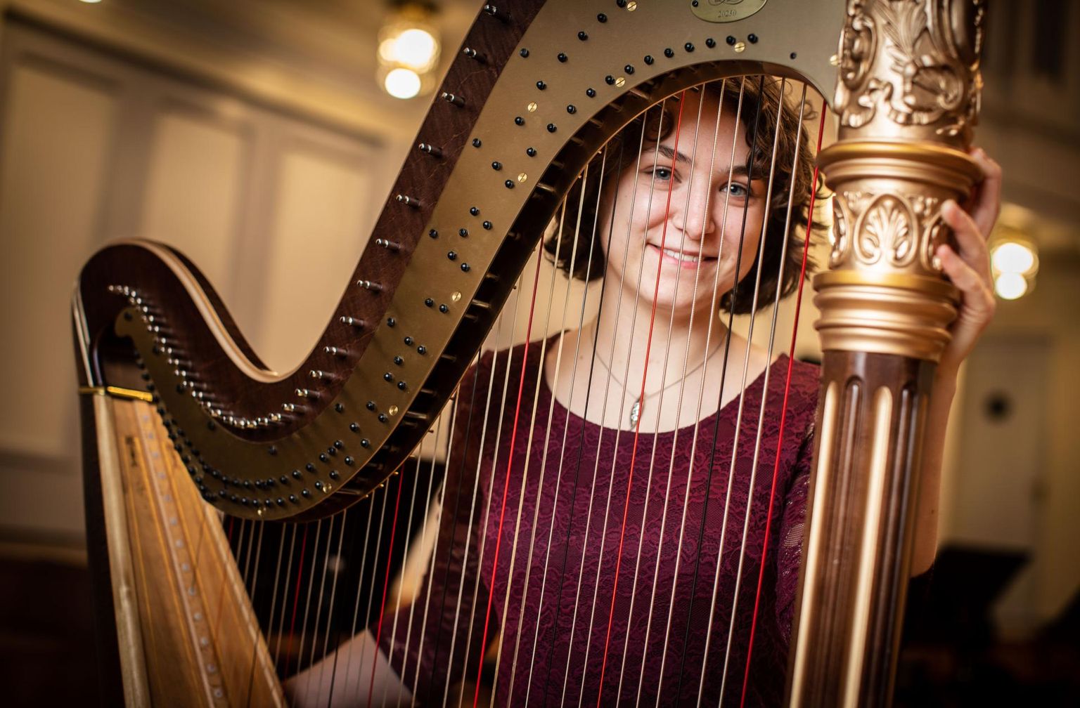 Harf ei mõista nalja: ERSO uus harfimängija Marianne Hofman ütleb, et harfi peab pidevalt harjutama, muidu tulevad sõrmeotstele villid. 