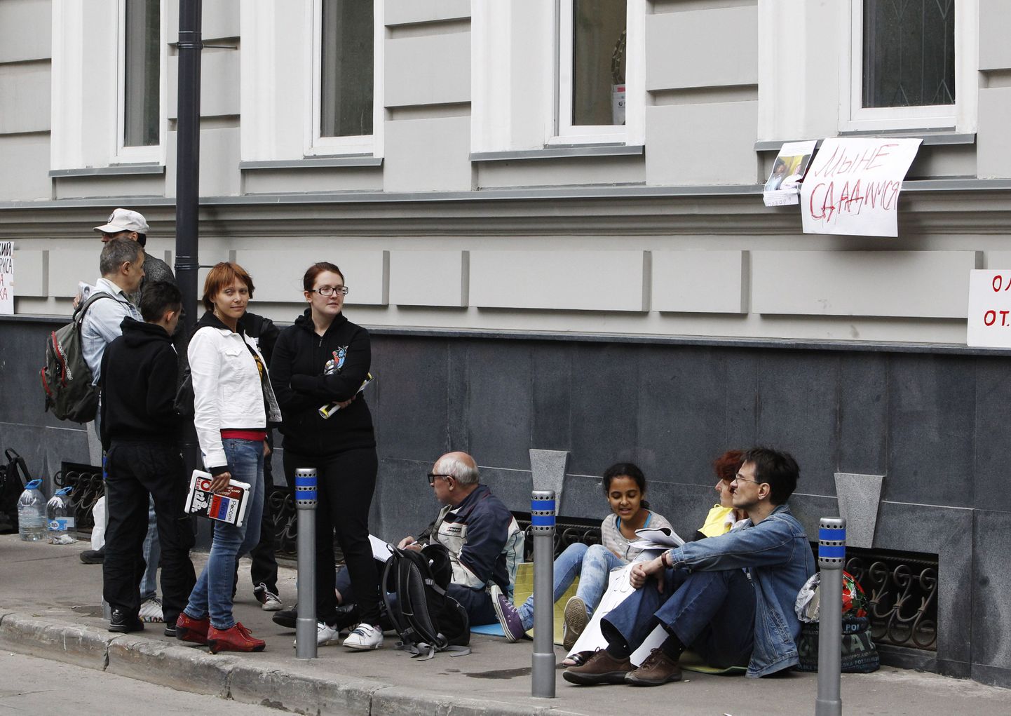 Organisatsiooni Inimõiguste Eest toetajad selle büroo juures Moskvas 22. juunil.