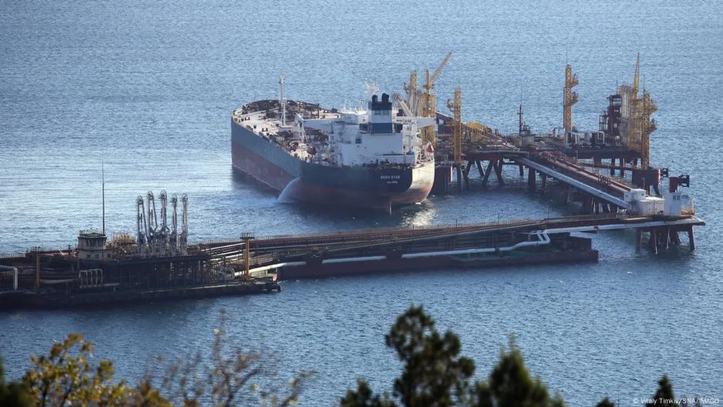 Нефтяной танкер в порту Новороссийска (фото из архива)