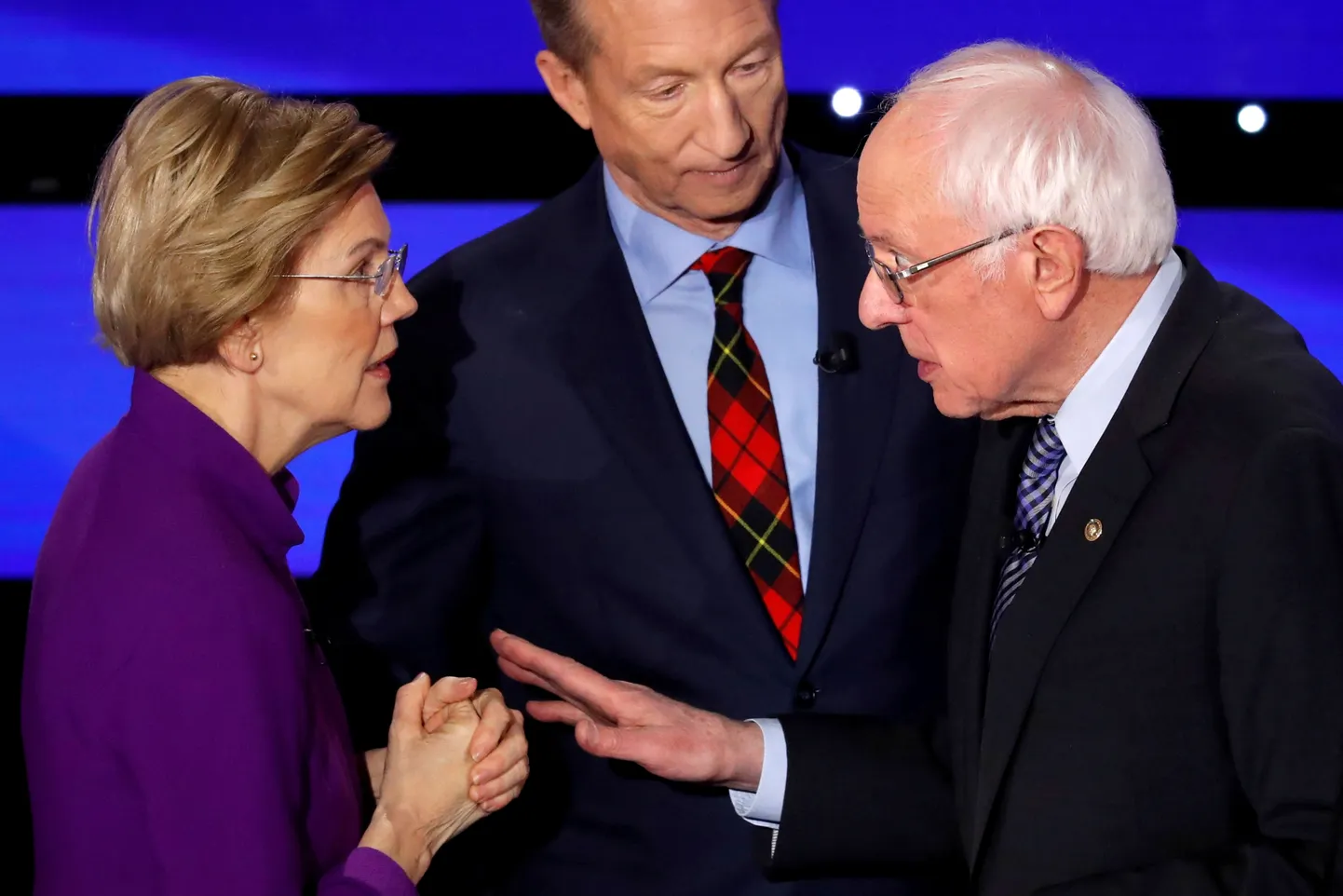 Elizabeth Warren (vasakul) ja Bernie Sanders (paremal) vaidlemas.