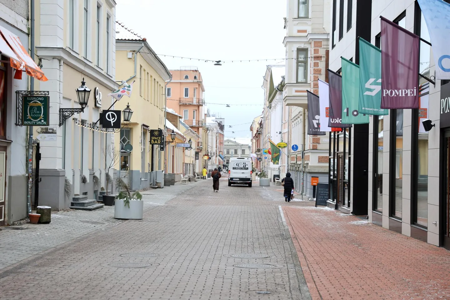 Tartlanna kahtlustab, et jaanuari keskel võis keegi talle Rüütli tänava ühes baaris segada joogi sisse midagi, mille tõttu ta kõndimisega enam toime ei tulnud.