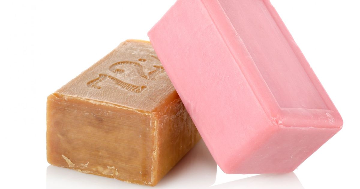 Мыло большие куски. Мыло. Piece of soap. Хозяйственное мыло фон. Кусок мыло белое на белом фоне.