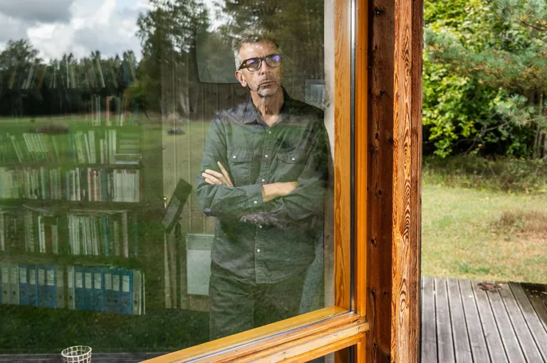 Erkki-Sven Tüür oma koduaias.