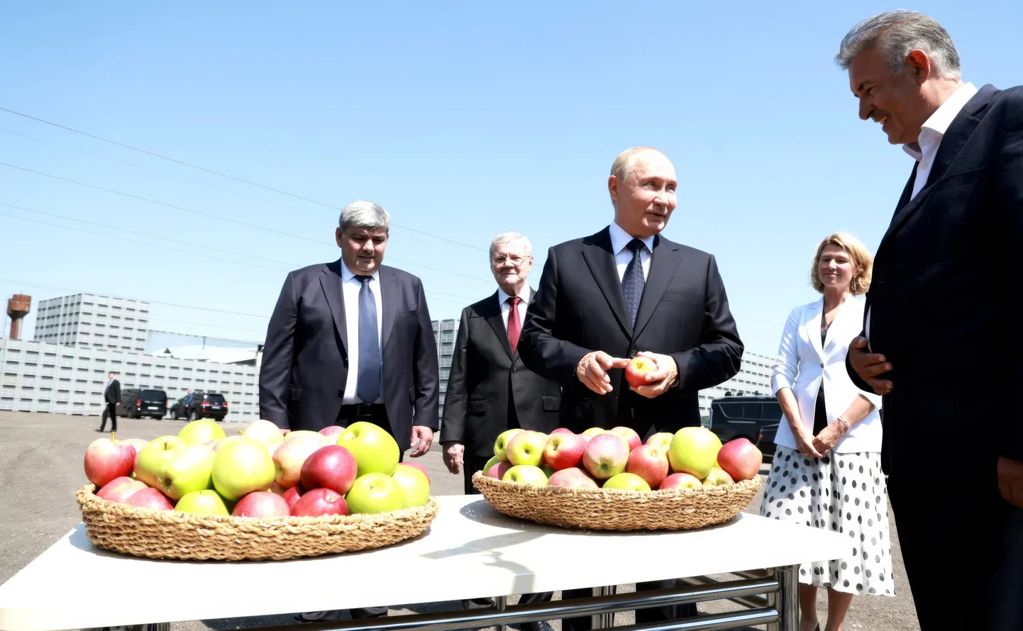Venemaa liider Vladimir Putin külasta ssel nädalal Kabardi-Balkaariat, mis on Venemaa haldusüksus Põhja-Kaukaasias. Talle pakuti ka kohalikke õunu maitsta