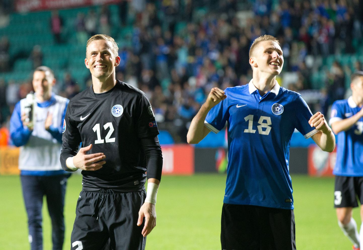 Karol Mets (paremal) ja Mihkel Aksalu võidu üle rõõmustamas.