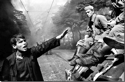 Nõukogude sõdurid 1968. aastal Prahas Tšehhoslovakkia raadio hoone juures.