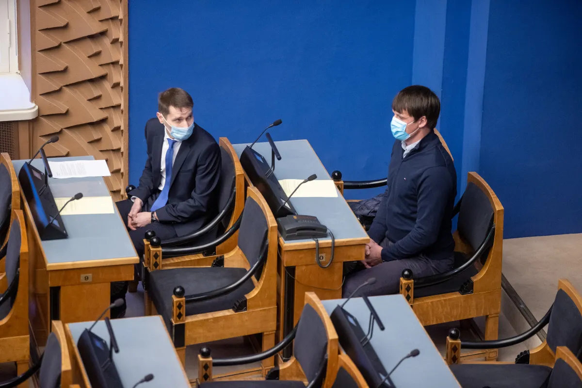 Endine uurimiskomisjoni juht Margus Kurm ja katastroofist pääsenud Ain-Alar Juhanson neljapäeval riigikogu istungisaalis.