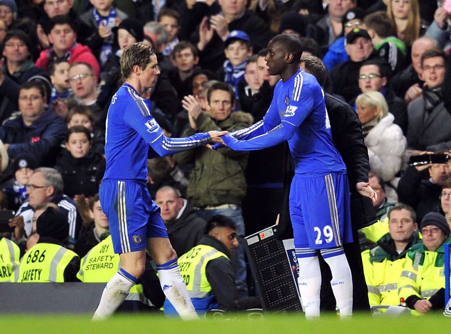 Demba Ba (paremal) liitus jaanuaris Londoni Chelseaga ning võttis seejärel endale suure osa varasemalt Fernando Torresele (vasakul) kuulunud mänguajast.