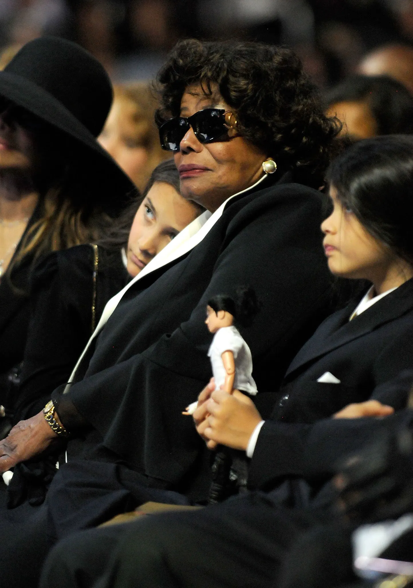 Katherine Jackson (keskel) koos lastelaste Paris Katherine Jacksoni ja Prince Michael Jackson II-ga