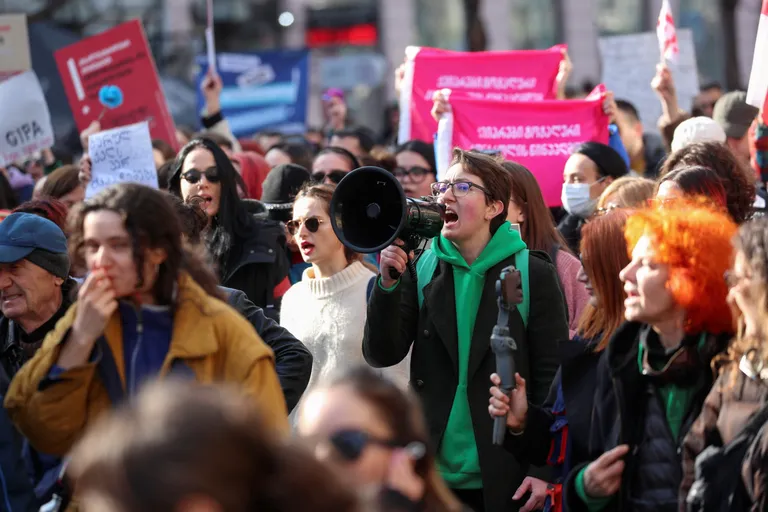 Täna päeval toimunud naistepäevaga seoses toimunud protest täieliku kontrolli vastu, kus avaldati ka meelt välisagentide seaduse vastu.