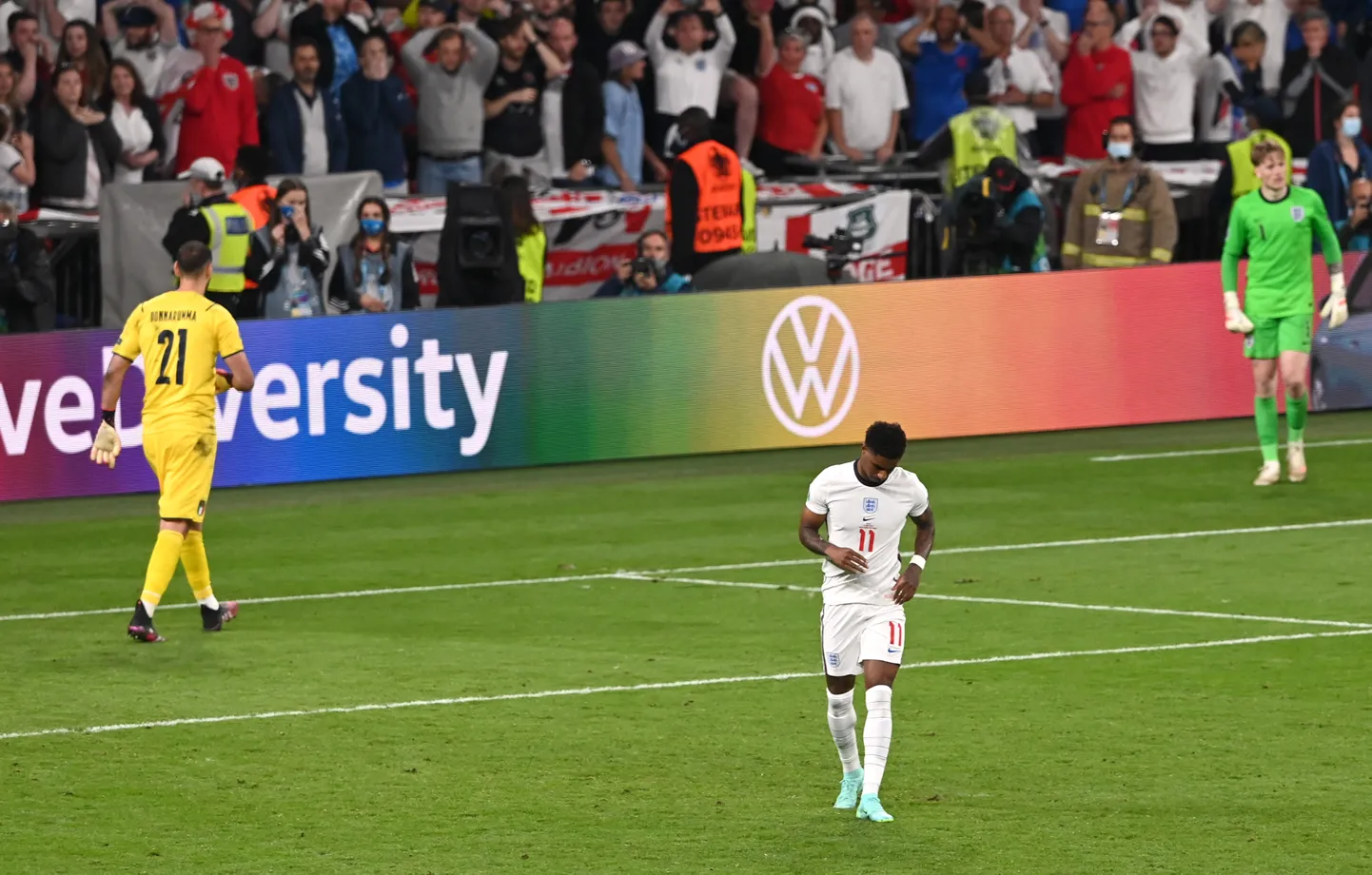 Marcus Rashford (valges) pärast posti läinud penaltit.